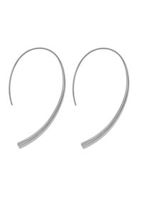 Sølvringer med en glatt, buet design og polert overflate, som strekker seg elegant i en minimalistisk stil.