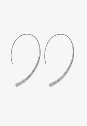 Silberne Creolen mit einem glatten, geschwungenen Design und polierter Oberfläche, die in einem minimalistischen Stil elegant nach außen verlaufen.