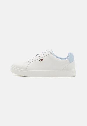 Zapatillas sintéticas blancas con acentos en azul claro, puntera redonda, suela plana de goma blanca y logotipo contrastante en el lado exterior.