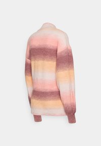 Pullover de malha com gola alta, apresentando riscas em degradê nas cores rosa pastel, pêssego e lavanda. Punhos e bainha canelados. Textura suave.