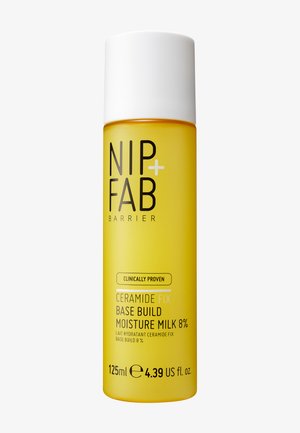 NIP+FAB Céramide Fix Base Build Moisture Milk, 125ml, dans un conteneur transparent jaune avec un capuchon blanc et une étiquette en texte noir en gras.