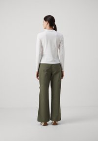 Calvin Klein NANO LOGO SLIM - Ilgarankovis viršutinės dalies drabužis - bright white