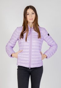 Hellblaue Pufferjacke mit Reißverschluss, gerippten Bündchen und seitlichen Taschen. Verfügt über eine glatte, gesteppte Textur und einen hohen Kragen.