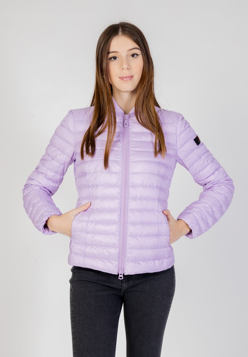 Hellblaue Pufferjacke mit Reißverschluss, gerippten Bündchen und seitlichen Taschen. Verfügt über eine glatte, gesteppte Textur und einen hohen Kragen.