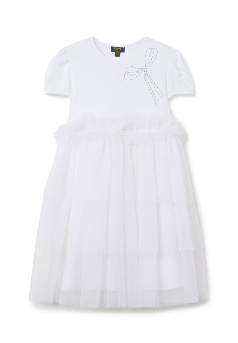 Vestido blanco con mangas cortas abullonadas, que presenta un cuerpo ajustado y una falda de tul con capas. Detalle de lazo bordado en el hombro izquierdo.
