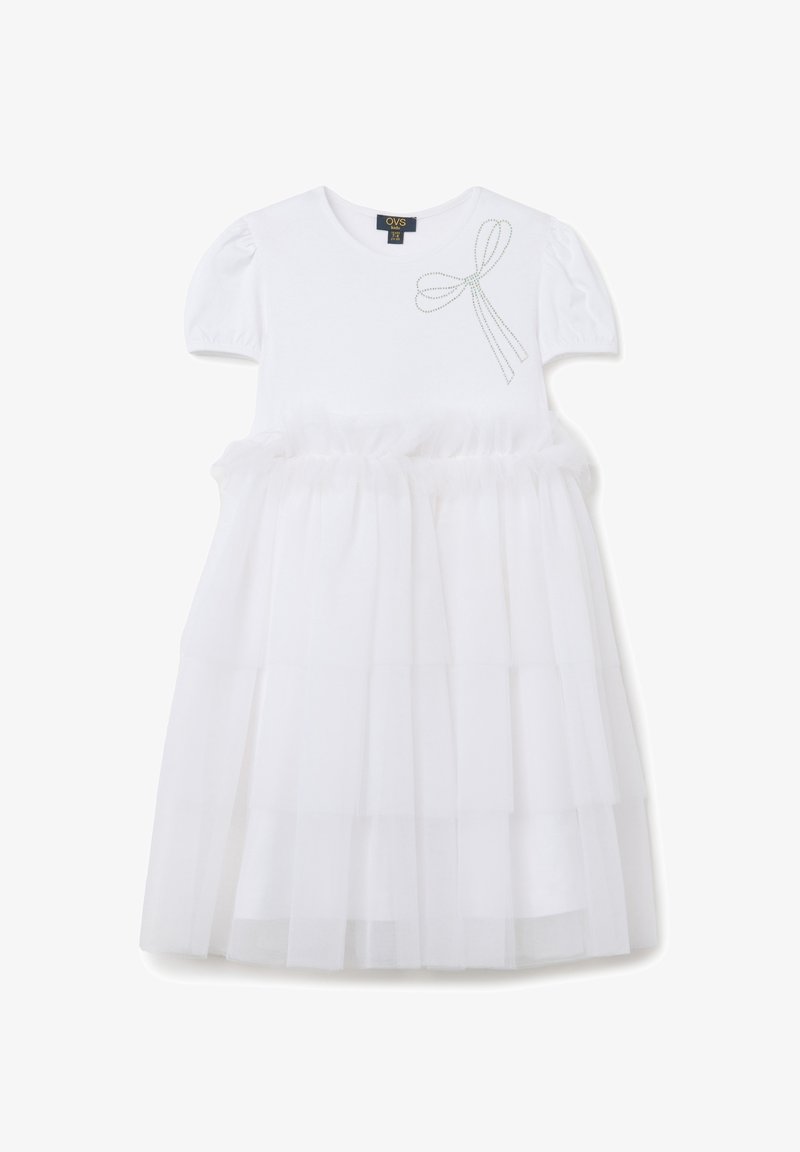 Vestido blanco con mangas cortas abullonadas, que presenta un cuerpo ajustado y una falda de tul con capas. Detalle de lazo bordado en el hombro izquierdo.