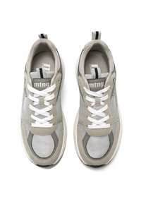 Zapatillas deportivas grises con materiales de malla y ante, cordones blancos, un collar acolchado y una lengüeta con rayas en blanco y negro.