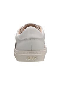 Weiße Leder-Sneaker mit runder Form, die über eine glatte Textur, einen gepolsterten Kragen und ein prägtes Logo an der Ferse verfügen.