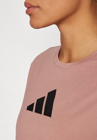 adidas Performance TRAIN ESSENTIALS BIG LOGO  - T-shirts med print - warm clay