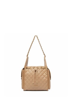 Beige quiltet håndtaske med guldkæde, snørrelukning og sidelommer, vist på hvid baggrund.