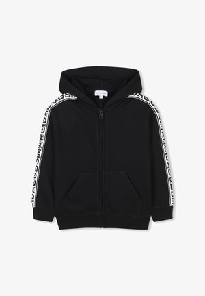 Hoodie noir zippé avec une poche frontale, présentant des accents de logo blanc le long des manches et un ourlet et des poignets côtelés. Tissu doux.