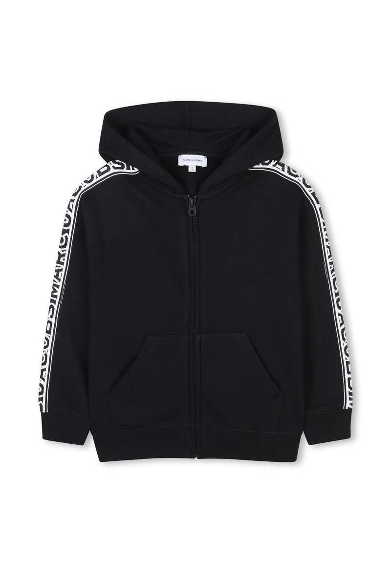 Hoodie noir zippé avec une poche frontale, présentant des accents de logo blanc le long des manches et un ourlet et des poignets côtelés. Tissu doux.