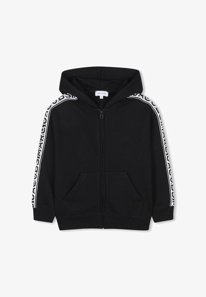 Hoodie noir zippé avec une poche frontale, présentant des accents de logo blanc le long des manches et un ourlet et des poignets côtelés. Tissu doux.
