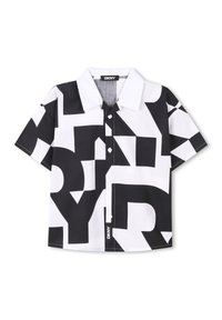 Zwart-wit shirt met korte mouwen, voorzien van een geometrisch letterpatroon, knoopsluiting aan de voorkant en een contrasterende witte kraag.