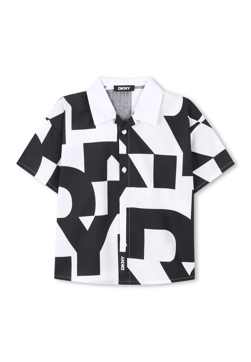 Zwart-wit shirt met korte mouwen, voorzien van een geometrisch letterpatroon, knoopsluiting aan de voorkant en een contrasterende witte kraag.