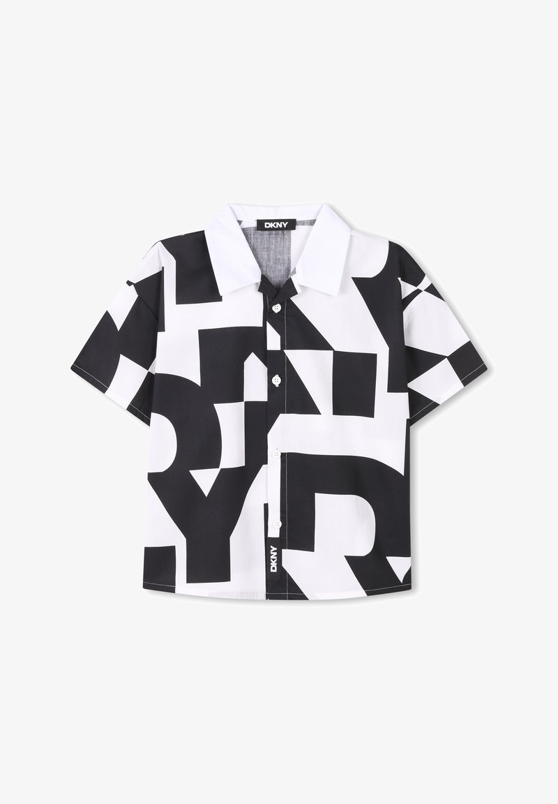 Zwart-wit shirt met korte mouwen, voorzien van een geometrisch letterpatroon, knoopsluiting aan de voorkant en een contrasterende witte kraag.