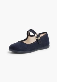Zapato Mary Jane de ante azul marino con punta curva, correa elástica y hebilla metálica decorativa. Forro interior suave y suela de goma.
