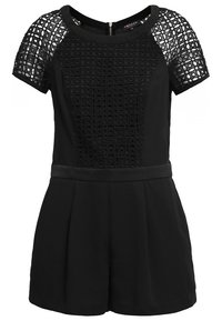 Combinaison noire à manches courtes avec un motif en dentelle complexe sur les manches et la poitrine, encolure ronde, taille cintrée et short plissé.