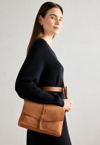 LEATHER - Axelremsväska - cognac