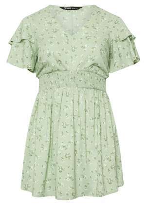 Kort grøn kjole med V-hals, flæseærmer, smocket talje og et lille hvidt blomstermønster over det hele.