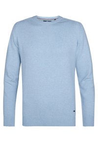 Pullover azzurro chiaro realizzato in tessuto morbido, con scollo a girocollo, polsini e orlo a costine, e un piccolo logo in basso a sinistra.