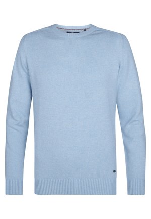 Vaaleansininen neulepaita pehmeästä kankaasta, jossa on pyöreä pääntie, ribbireunat hihoissa ja helmassa, sekä pieni logotehoste vasemmassa alareunassa.