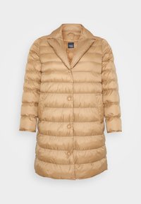 Lys beige pufferjakke med en skinnende overflate, oversized krage og knappelukking. Den har horisontale quiltede seksjoner og trekvartlange ermer.