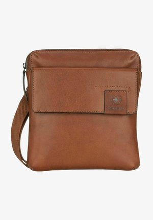 Borsa in pelle marrone con texture liscia, chiusura con zip, tasca anteriore e tracolla in tessuto. Presenta un logo decorativo sulla parte anteriore.