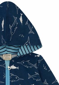 Dunkelblauer Hoodie mit einem weißen Fischmuster. Das Innere der Kapuze hat blau-weiße Streifen. Er verfügt über einen zentralen Reißverschluss.