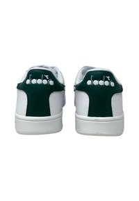 Sneakers bianchi con accenti verdi, caratterizzati da un design in pelle liscia, colletto imbottito e logo sul tallone. Suola in gomma per una buona aderenza.
