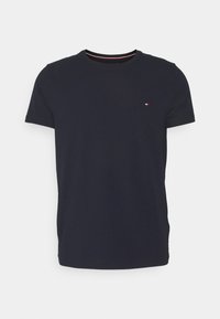 Mørkeblå kortærmet t-shirt lavet af bomuld. Har en rund halsudskæring og et lille logodetalje på brystet. Glat tekstur.