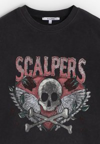Hanorac negru cu un design grafic ce prezintă un craniu, aripi și oase încrucișate cu accente roșii și verzi, inscripționat cu "SCALPERS".