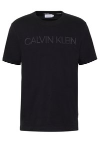 Černé bavlněné tričko s kulatým výstřihem a krátkými rukávy, s logem "CALVIN KLEIN" v vyvýšeném, tónovém tisku na hrudi.