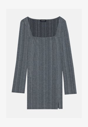 Szürke bordázott, hosszú ujjú felső, négyzet alakú nyakkivágással, textúrált anyaggal, függőleges csíkokkal és oldalsó hasítékkal az alján.