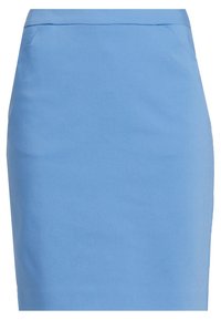 Jupe crayon bleu clair, coupe ajustée, ceinture, texture lisse, longueur au genou. Pas de motifs ni d'accents visibles.