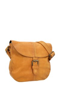Kreuzkörpertasche aus cognacfarbenem Leder mit Klappe zum Umklappen, Schnallendetail und verstellbarem Riemen. Glatte Textur, abgerundete Form, kompaktes Design.