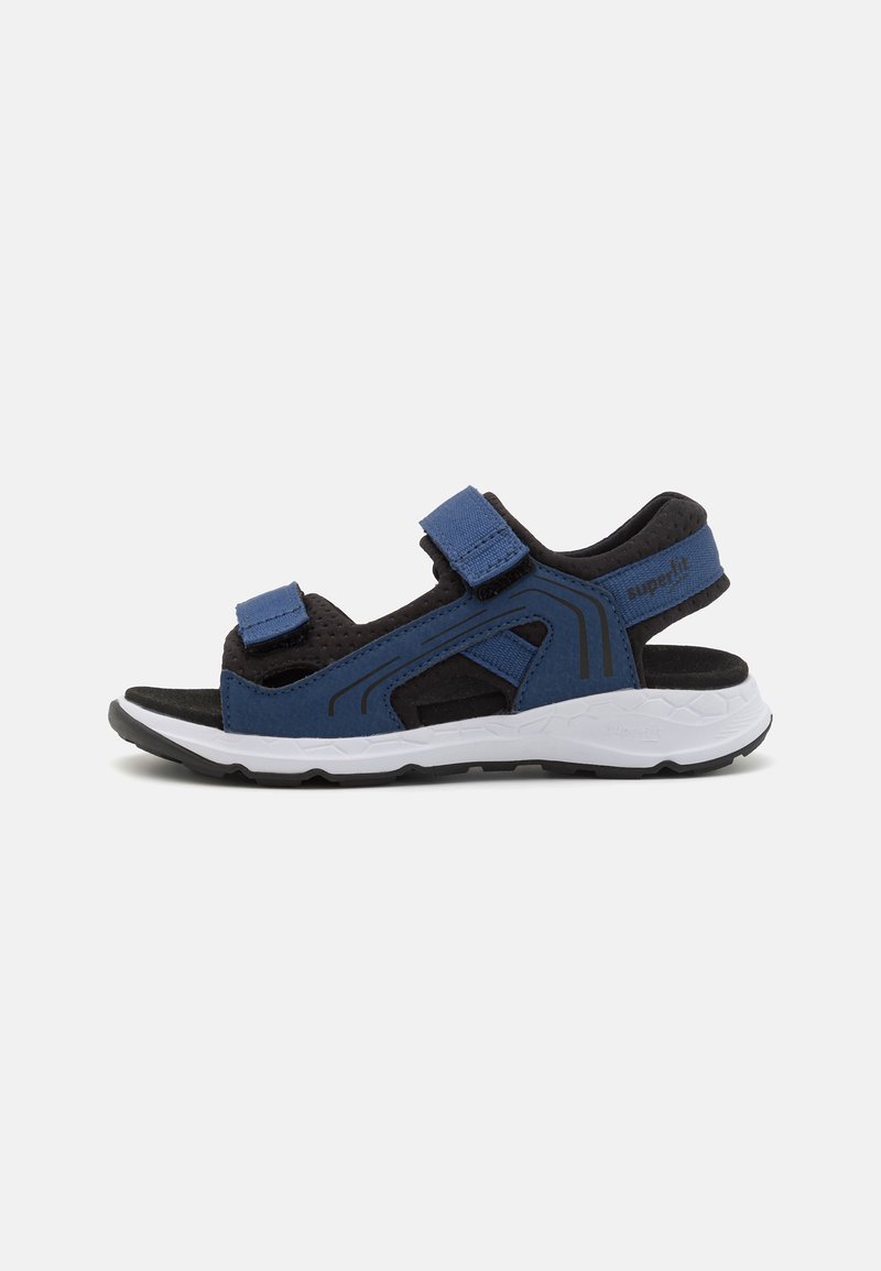 Blå och svart sandal med två justerbara velkroremmar, andningsbart material, lätt design och en vit, texturerad gummisula.