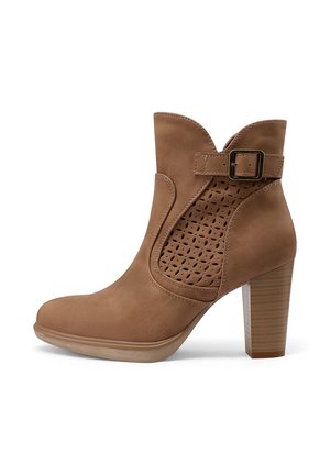 Stivaletto marrone in camoscio con tacco a blocco, motivo decorativo traforato sul pannello laterale e cinturino con fibbia vicino alla parte superiore.