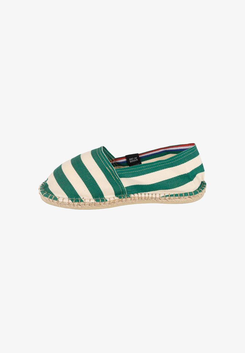 Espadrille à enfiler rayée vert et blanc avec semelle tissée et étiquette en tissu "Art of Soule" sur le côté.