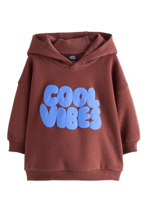 Brązowa bluza z kapturem i długimi rękawami, z dużymi niebieskimi literami w stylu bąbelkowym tworzącymi napis „COOL VIBES” z przodu.