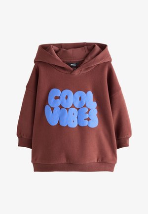 Brązowa bluza z kapturem i długimi rękawami, z dużymi niebieskimi literami w stylu bąbelkowym tworzącymi napis „COOL VIBES” z przodu.