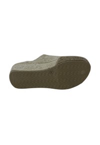 Scarpa grigia in feltro con un design a profilo basso, forma arrotondata e fondo testurizzato. La base presenta una suola in gomma con un motivo per una buona aderenza.