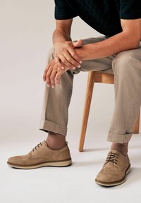 Next DERBY - Nauhakengät - taupe brown