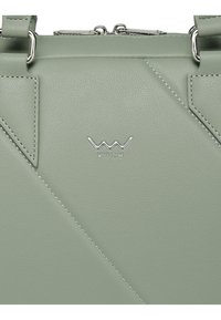 Grüne Lederhandtasche mit strukturierter Oberfläche, diagonaler Naht und silbernem VUCH-Logo auf der Vorderseite. Verfügt über strukturierte Griffe.