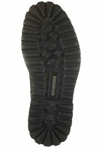 Suela de zapato de goma negra con surcos profundos y un patrón texturizado. Presenta una placa de logo rectangular con "JOSEF SEIBEL" en el centro.
