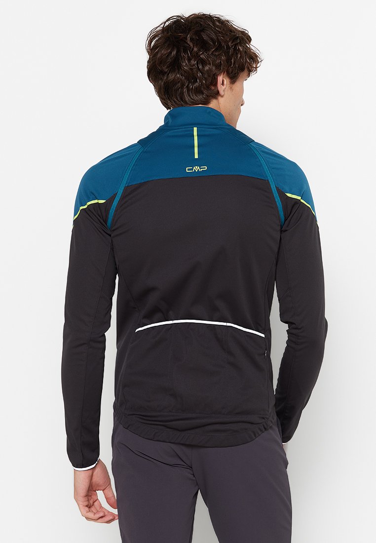 Giacca sportiva nera e teal con maniche lunghe, tasca posteriori con zip, dettagli riflettenti e design slim fit. Tessuto testurizzato per il massimo comfort.