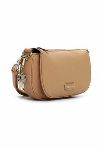 Hellbraune Leder-Umhängetasche mit abgerundeter Form, goldfarbenen Beschlägen und Reißverschluss. Verfügt über einen dekorativen herzförmigen Anhänger.