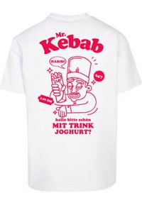 Balta medvilninė marškinėliai su rožiniu piešiniu, vaizduojančiu animacinį šefą, laikantį kebabą, su tekstiniais elementais ir ikonėlėmis.