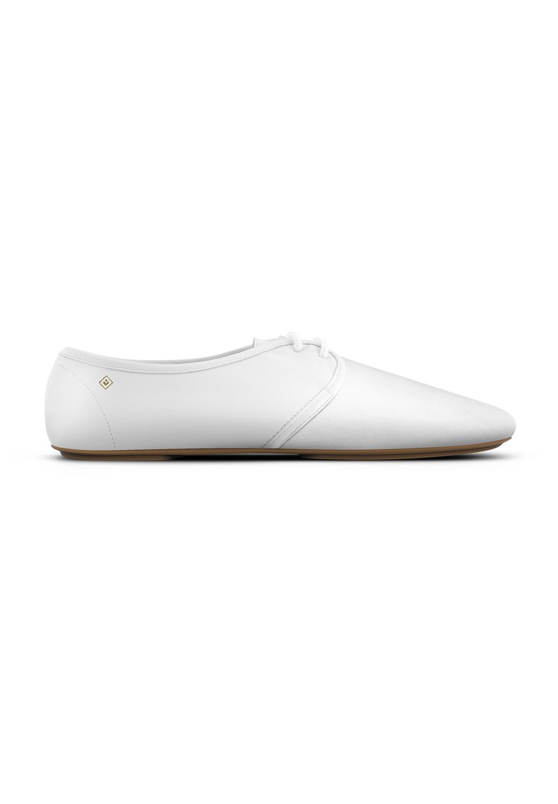 Witte, slanke leren veterschoen met een tan kleurige zool en minimale decoratieve stiksels, zijaanzicht.