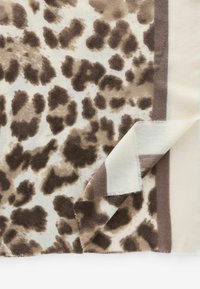 Bruine en crèmekleurige sjaal met een gevlekte dierenprint, met een zachte textuur en een franjerand langs de randen.